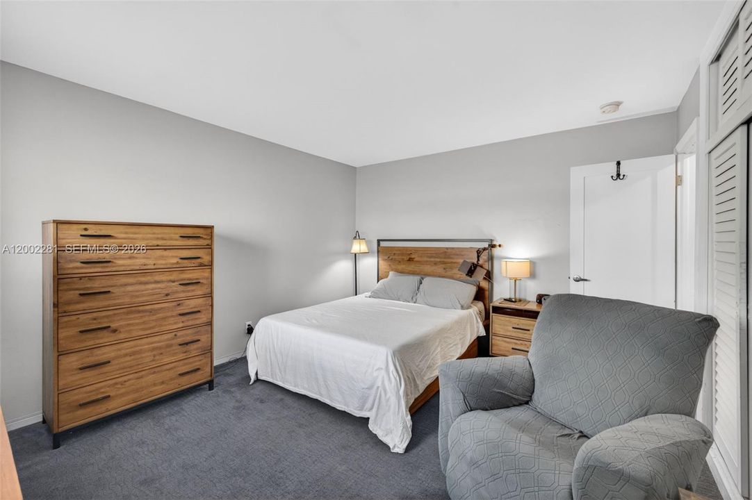Active With Contract: $1,650 (1 beds, 1 baths, 670 Square Feet)