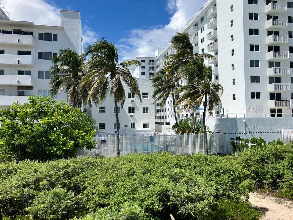 For Sale: $425,000 (1 beds, 1 baths, 410 Square Feet)