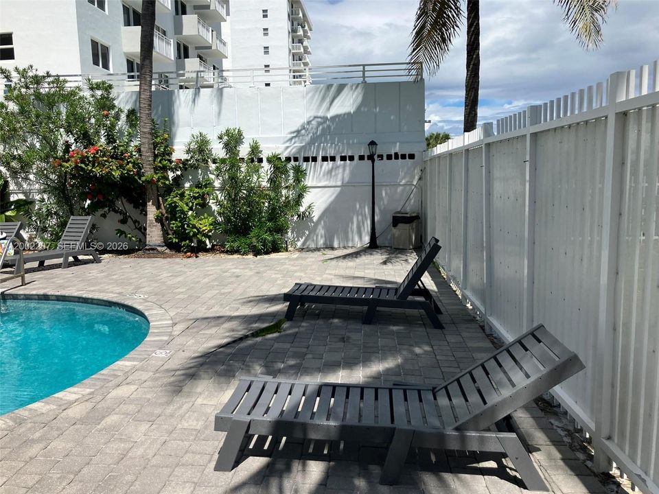 For Sale: $425,000 (1 beds, 1 baths, 410 Square Feet)