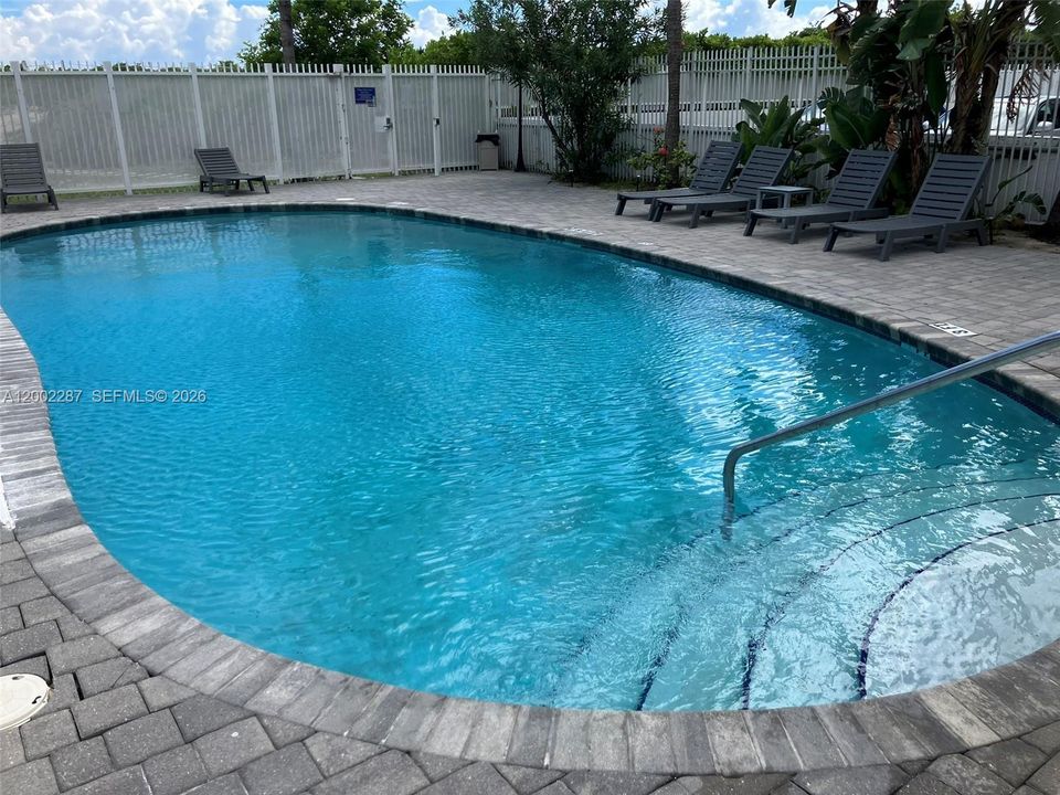 For Sale: $425,000 (1 beds, 1 baths, 410 Square Feet)