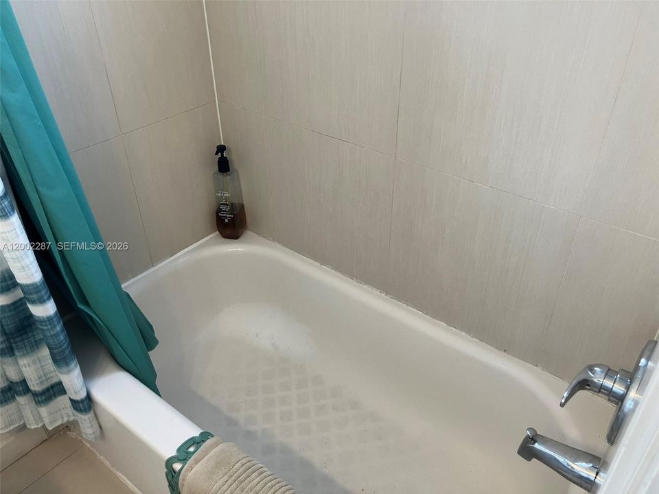 For Sale: $425,000 (1 beds, 1 baths, 410 Square Feet)