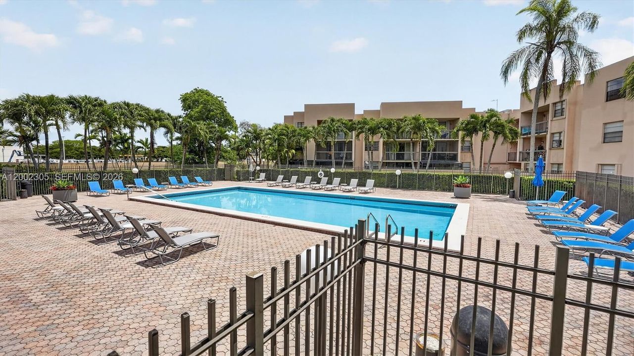 For Sale: $255,000 (2 beds, 2 baths, 936 Square Feet)