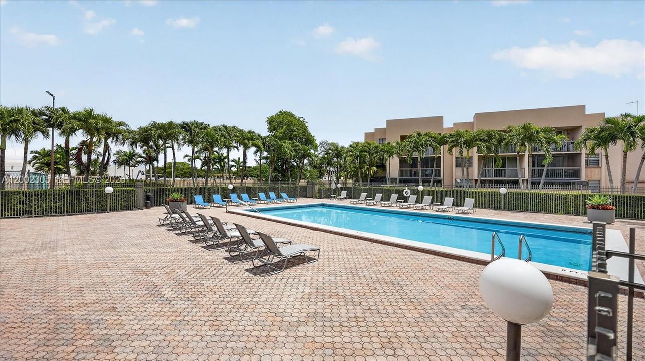 For Sale: $255,000 (2 beds, 2 baths, 936 Square Feet)