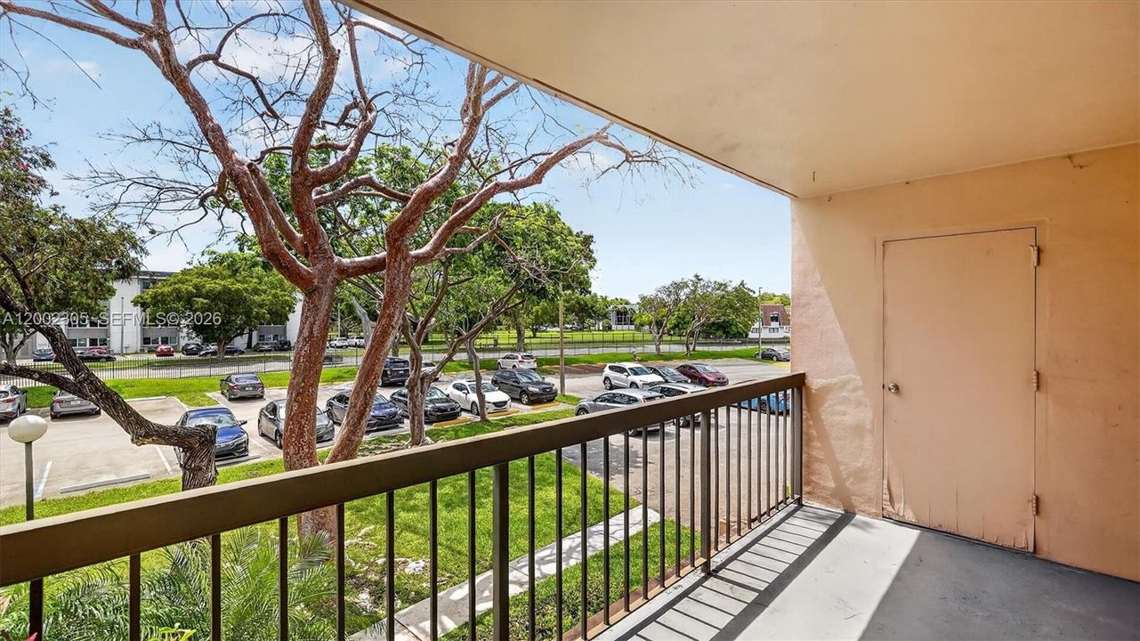 For Sale: $255,000 (2 beds, 2 baths, 936 Square Feet)