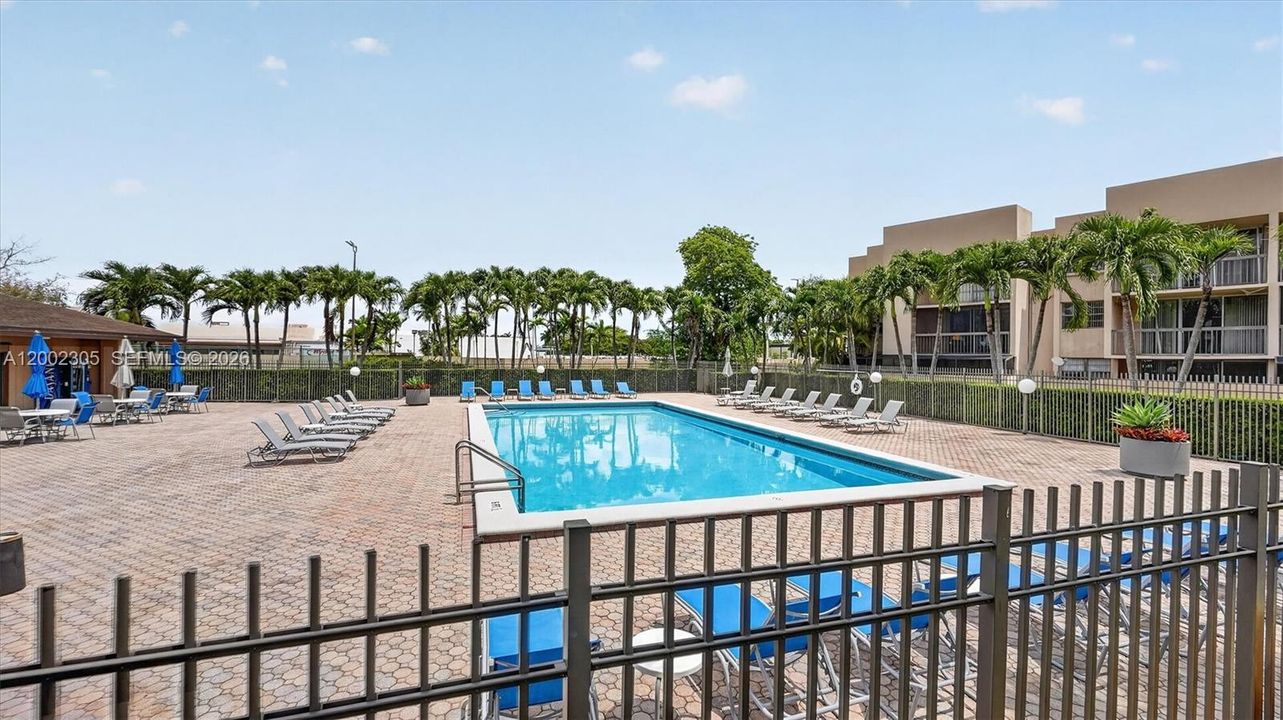 For Sale: $255,000 (2 beds, 2 baths, 936 Square Feet)
