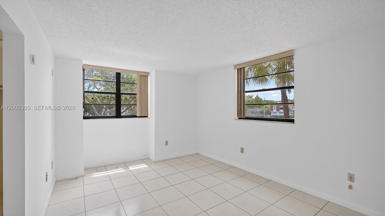 For Sale: $255,000 (2 beds, 2 baths, 936 Square Feet)