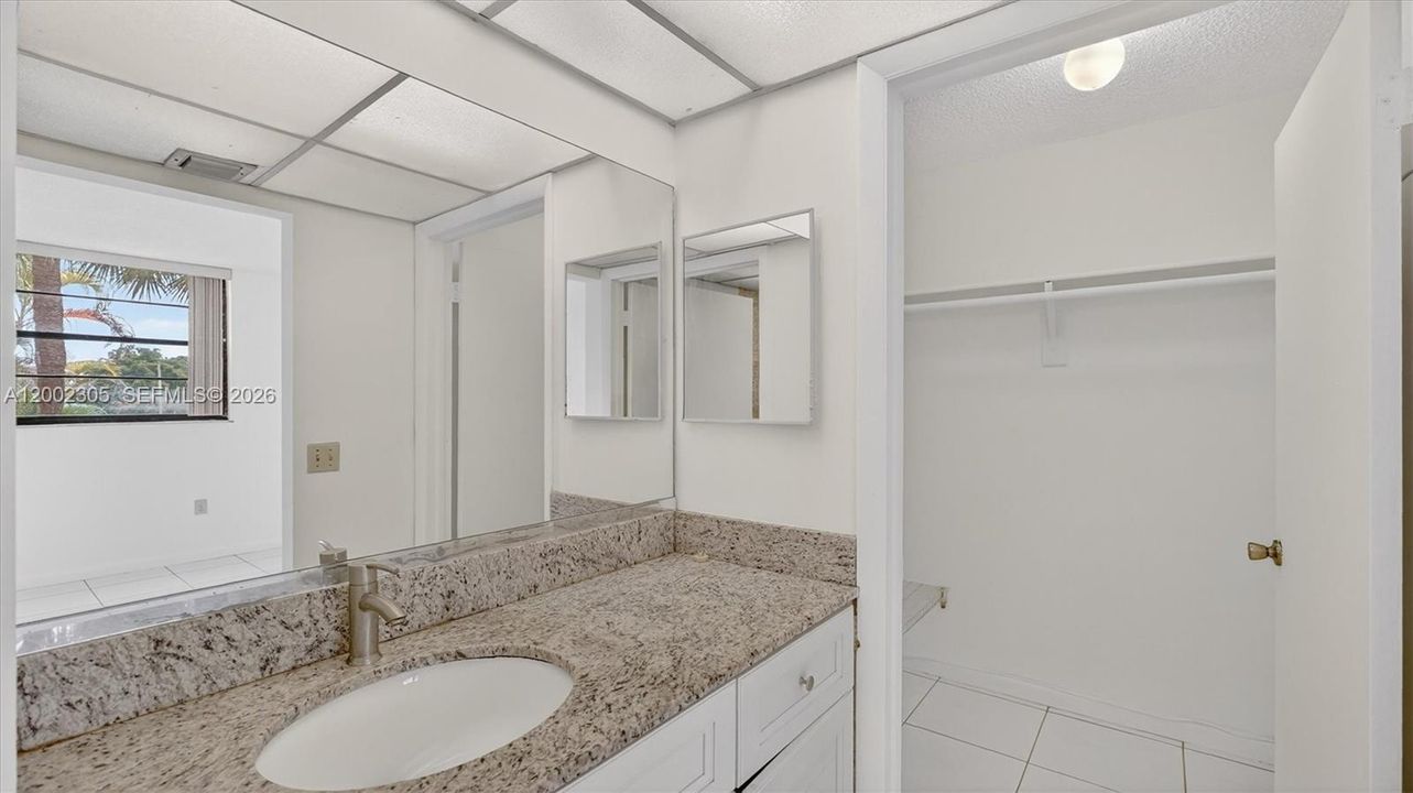 For Sale: $255,000 (2 beds, 2 baths, 936 Square Feet)