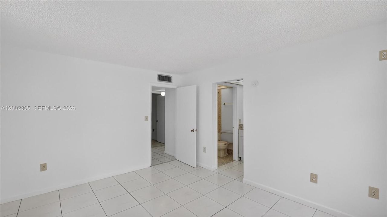 For Sale: $255,000 (2 beds, 2 baths, 936 Square Feet)