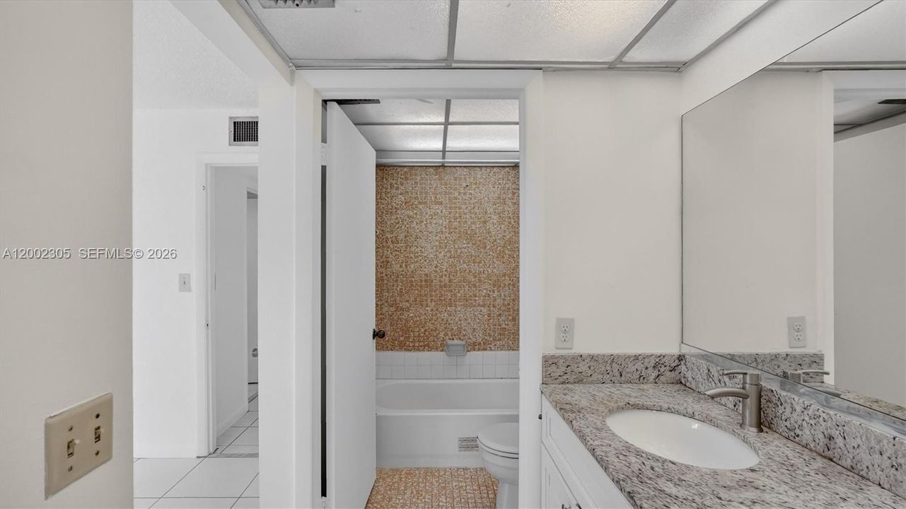 For Sale: $255,000 (2 beds, 2 baths, 936 Square Feet)
