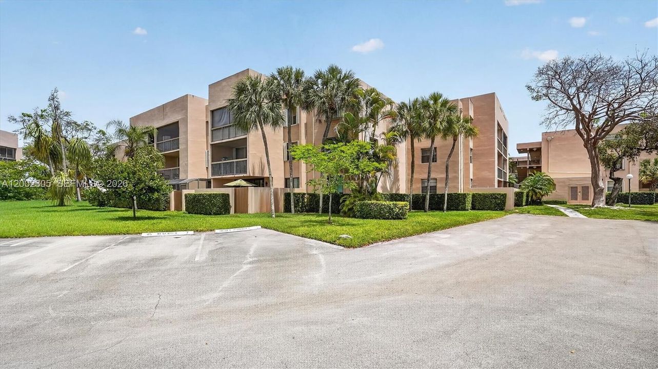 For Sale: $255,000 (2 beds, 2 baths, 936 Square Feet)