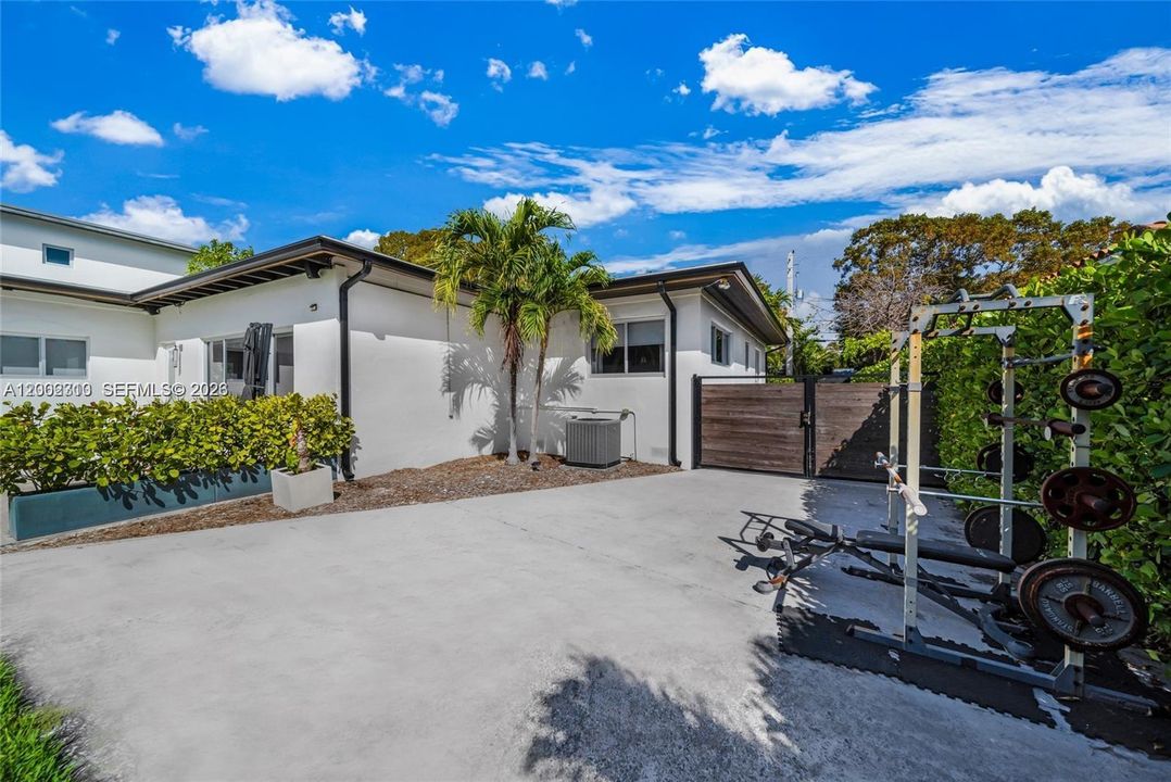 Active With Contract: $10,000 (3 beds, 2 baths, 1958 Square Feet)