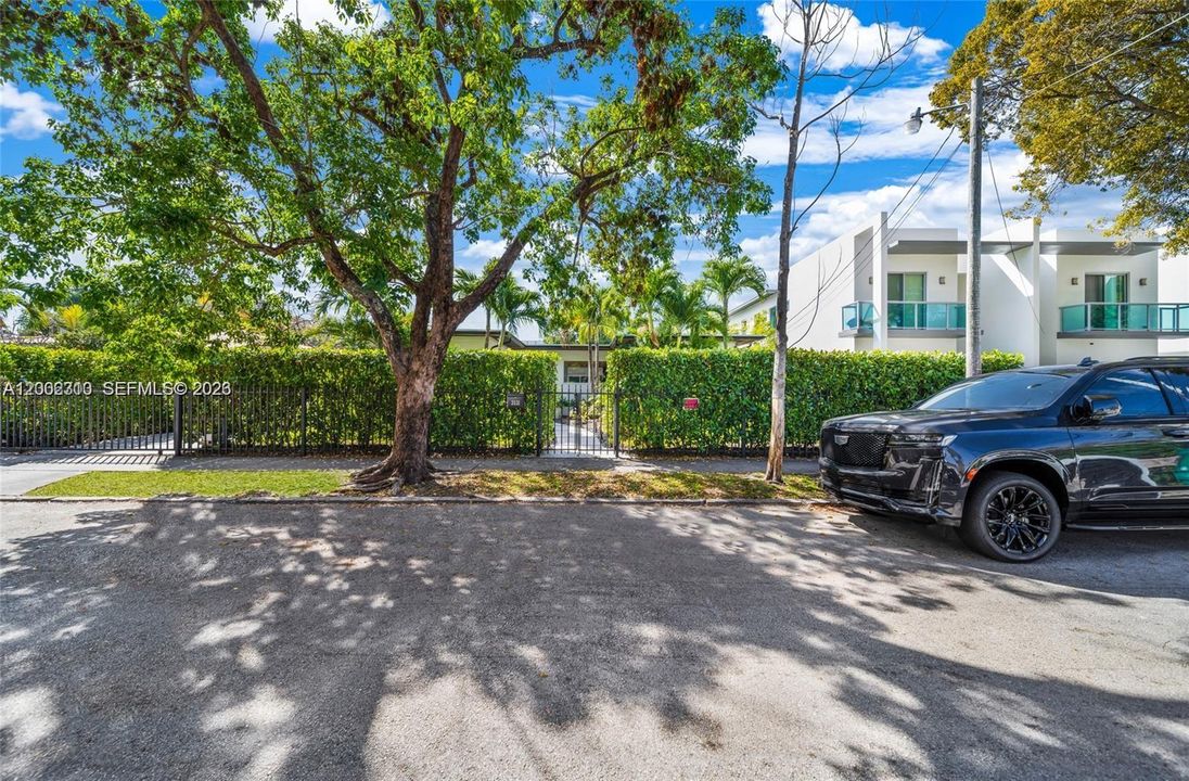 Active With Contract: $10,000 (3 beds, 2 baths, 1958 Square Feet)
