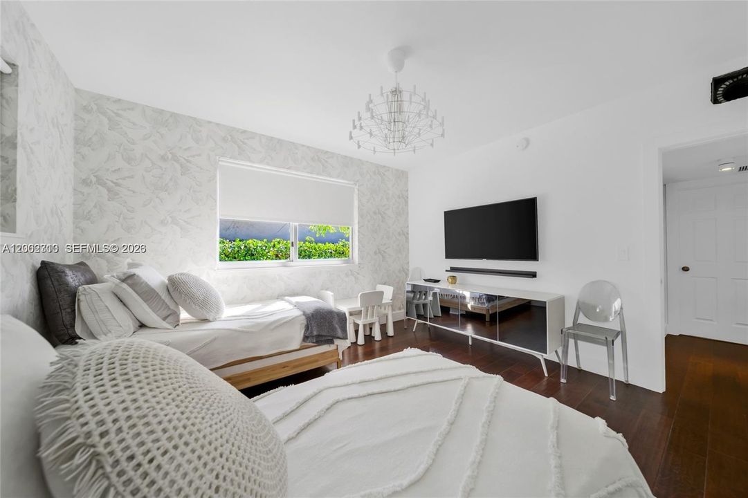 Active With Contract: $10,000 (3 beds, 2 baths, 1958 Square Feet)
