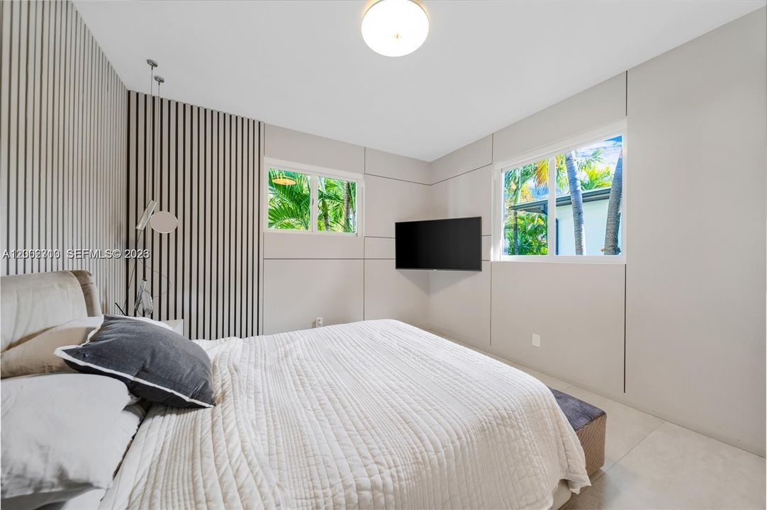 Active With Contract: $10,000 (3 beds, 2 baths, 1958 Square Feet)