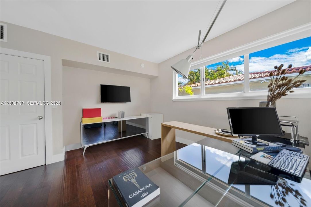 Active With Contract: $10,000 (3 beds, 2 baths, 1958 Square Feet)