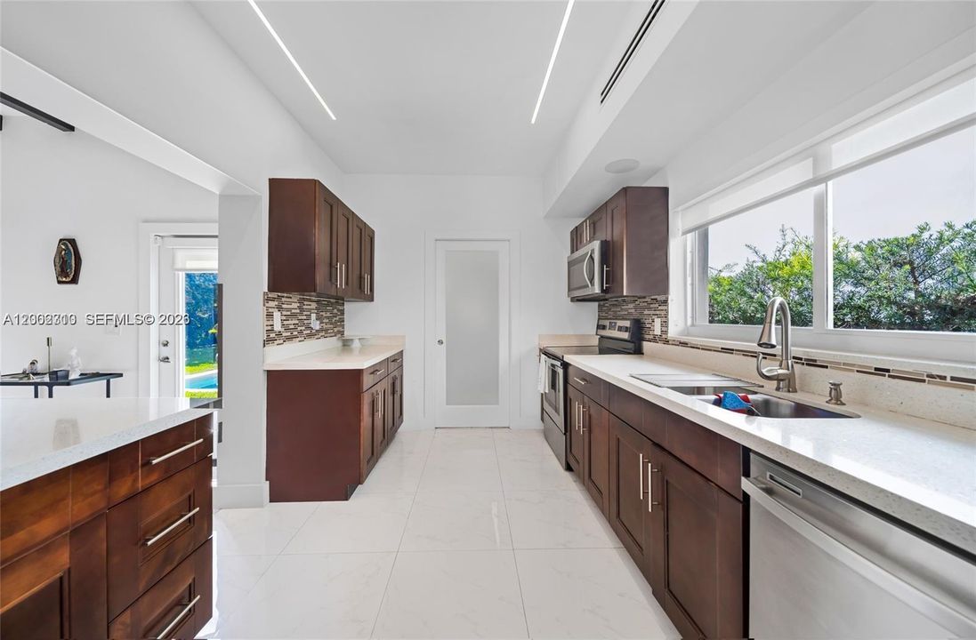 Active With Contract: $10,000 (3 beds, 2 baths, 1958 Square Feet)