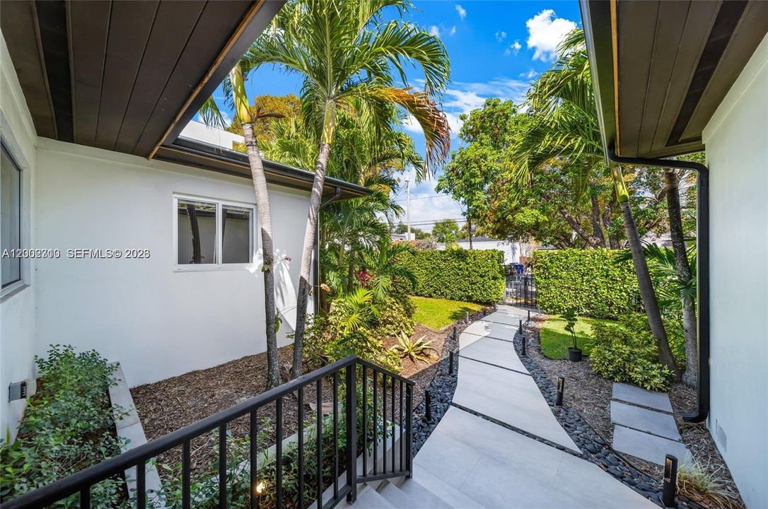 Active With Contract: $10,000 (3 beds, 2 baths, 1958 Square Feet)