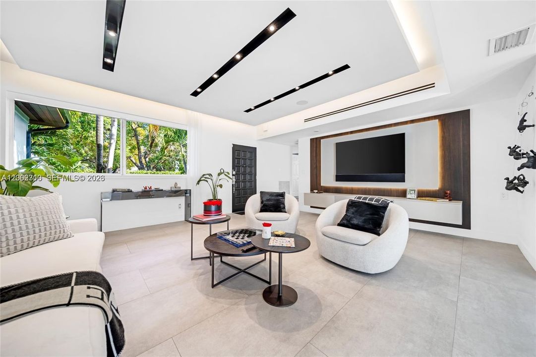 Active With Contract: $10,000 (3 beds, 2 baths, 1958 Square Feet)