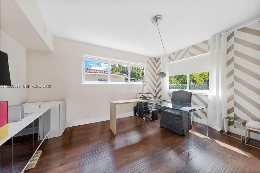 Active With Contract: $10,000 (3 beds, 2 baths, 1958 Square Feet)