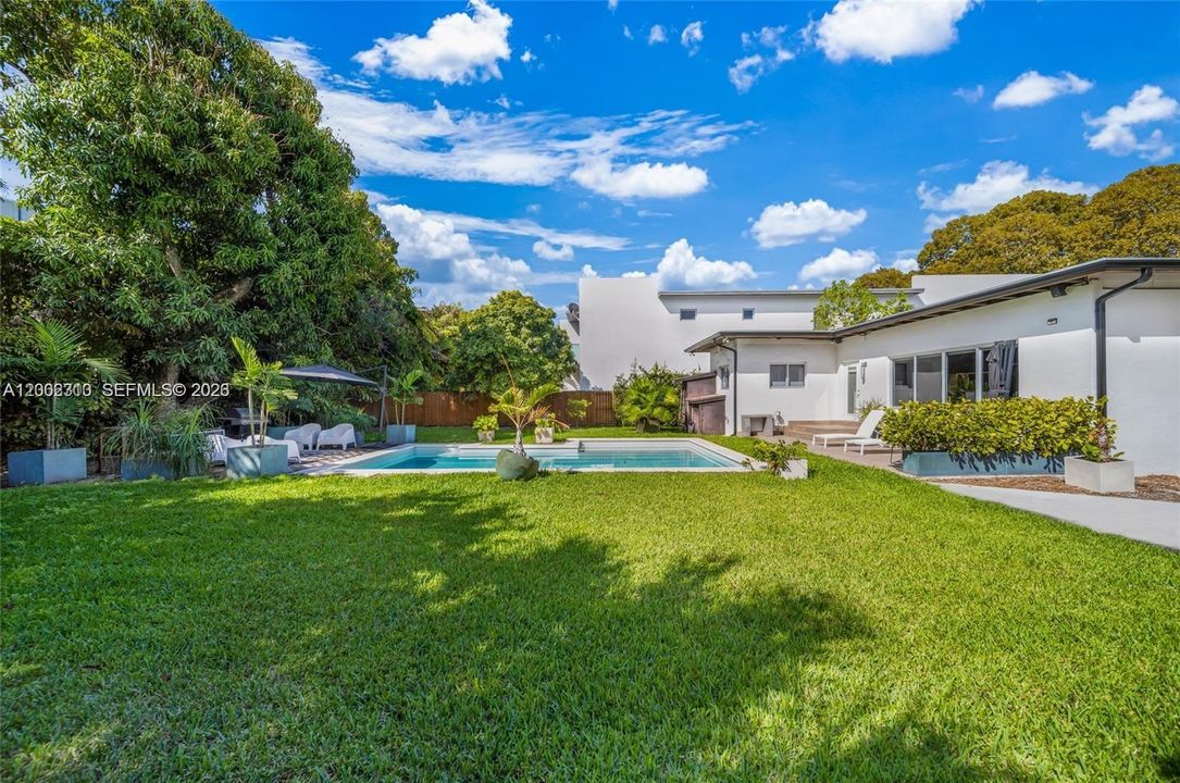 Active With Contract: $10,000 (3 beds, 2 baths, 1958 Square Feet)