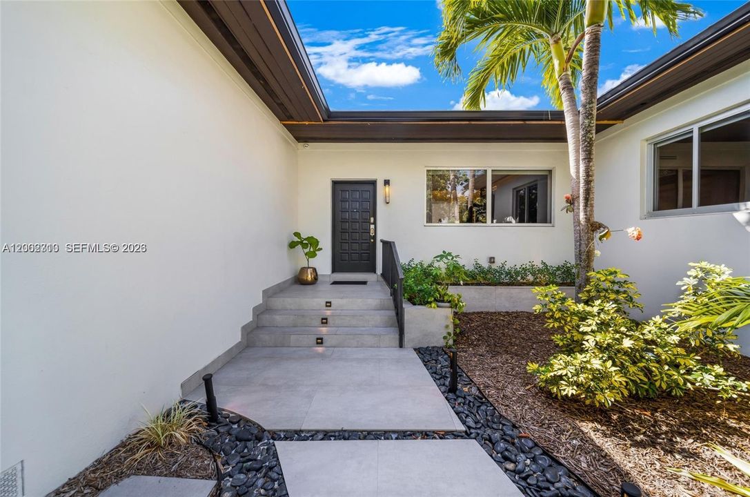Active With Contract: $10,000 (3 beds, 2 baths, 1958 Square Feet)