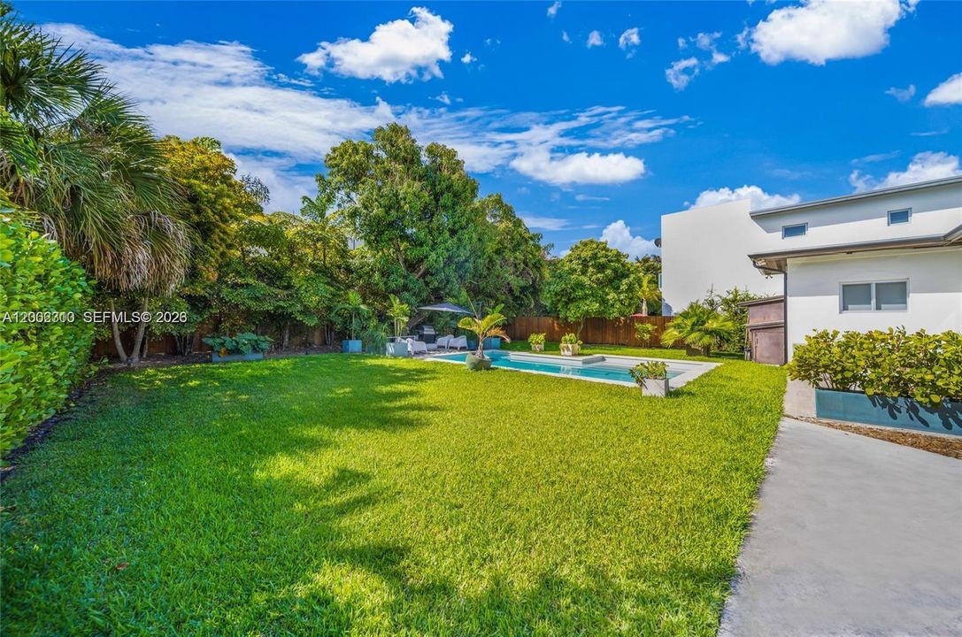 Active With Contract: $10,000 (3 beds, 2 baths, 1958 Square Feet)