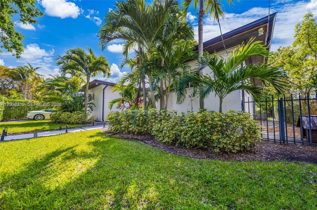 Active With Contract: $10,000 (3 beds, 2 baths, 1958 Square Feet)