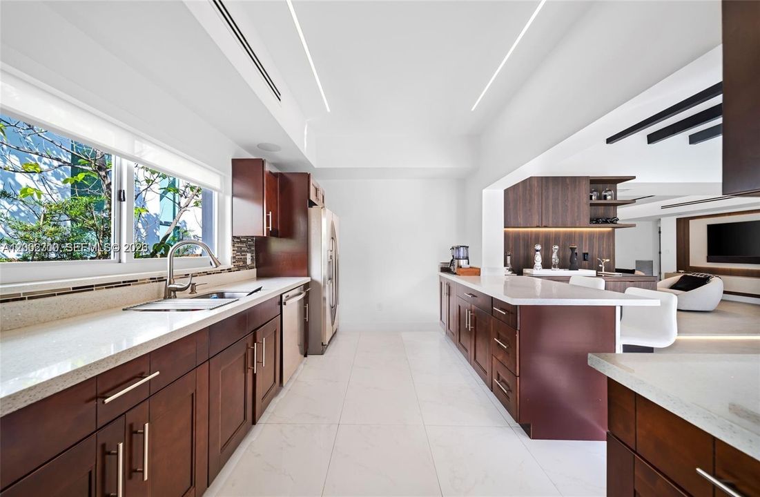 Active With Contract: $10,000 (3 beds, 2 baths, 1958 Square Feet)