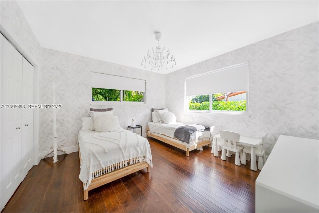 Active With Contract: $10,000 (3 beds, 2 baths, 1958 Square Feet)