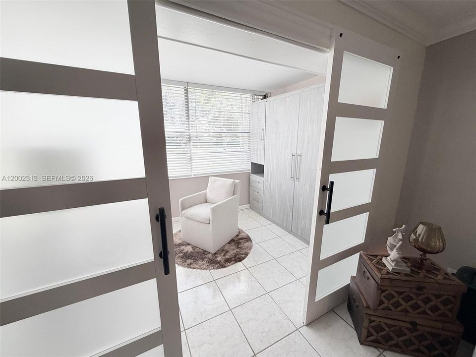 For Sale: $90,000 (1 beds, 1 baths, 721 Square Feet)