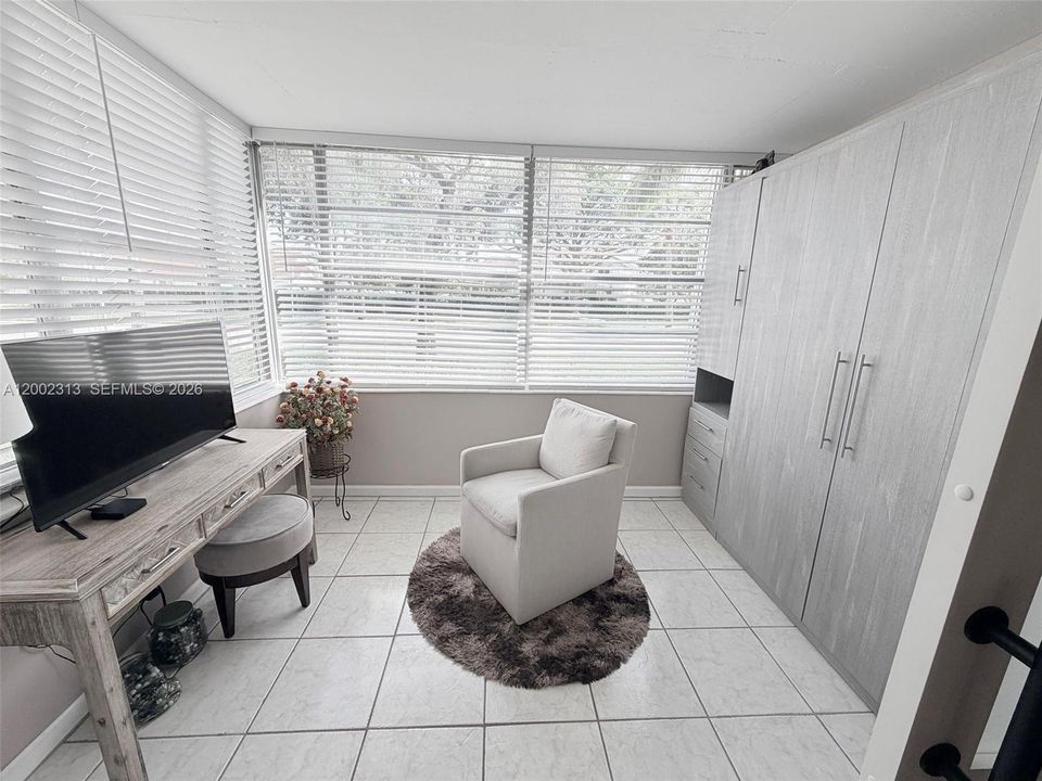 For Sale: $90,000 (1 beds, 1 baths, 721 Square Feet)