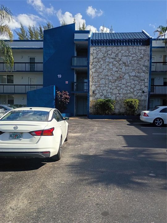 For Sale: $90,000 (1 beds, 1 baths, 721 Square Feet)
