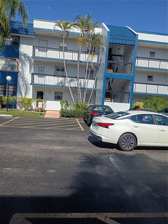 For Sale: $90,000 (1 beds, 1 baths, 721 Square Feet)