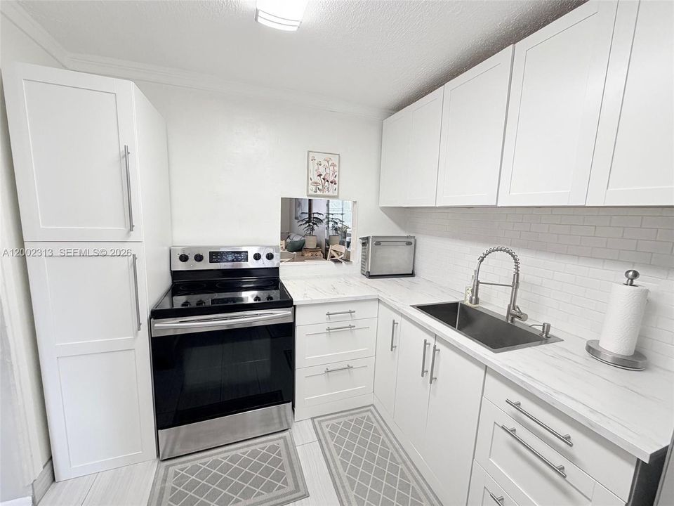 For Sale: $90,000 (1 beds, 1 baths, 721 Square Feet)