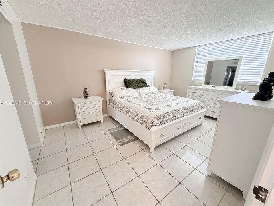 For Sale: $90,000 (1 beds, 1 baths, 721 Square Feet)