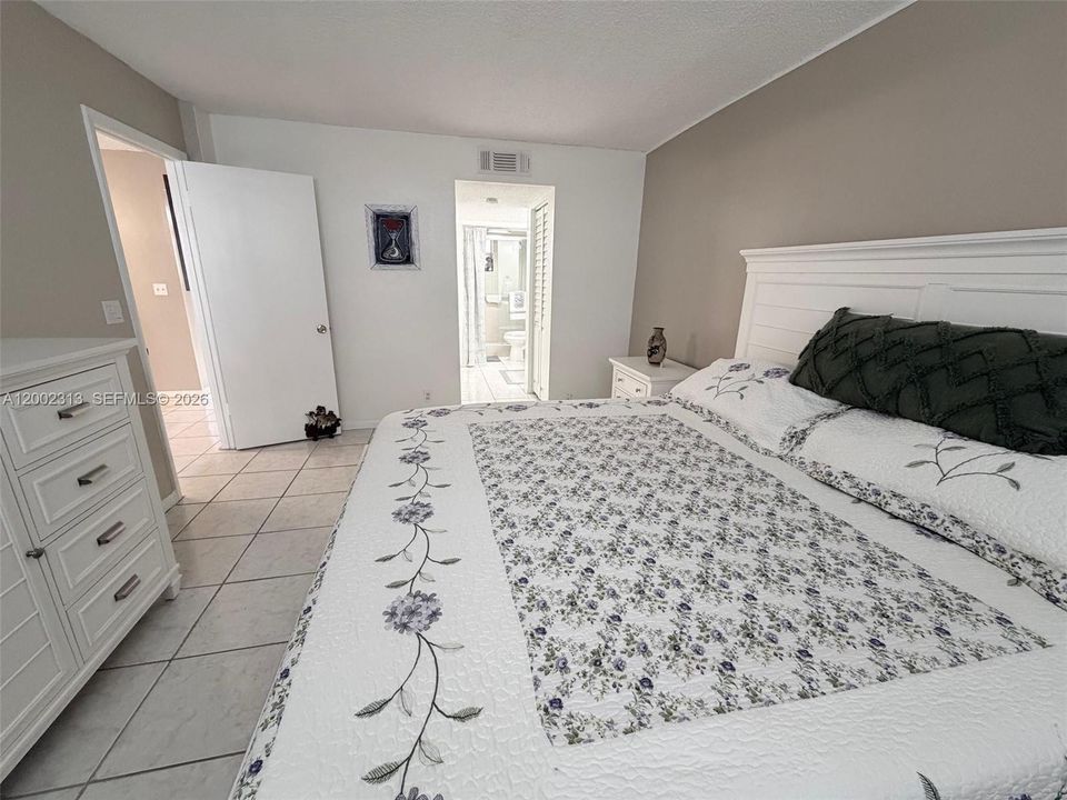 For Sale: $90,000 (1 beds, 1 baths, 721 Square Feet)