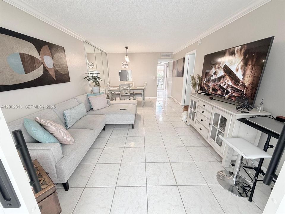 For Sale: $90,000 (1 beds, 1 baths, 721 Square Feet)