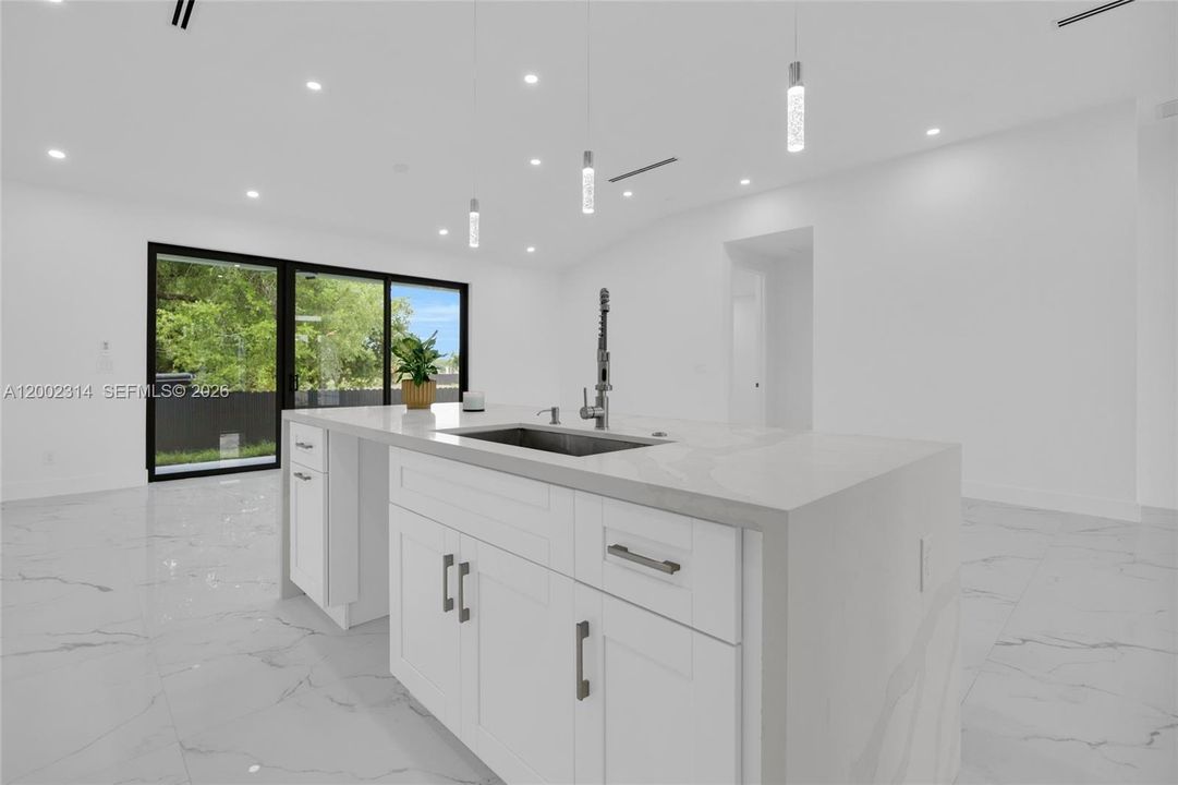 На продажу: $389,000 (3 спален, 2 ванн, 2063 Квадратных фут)