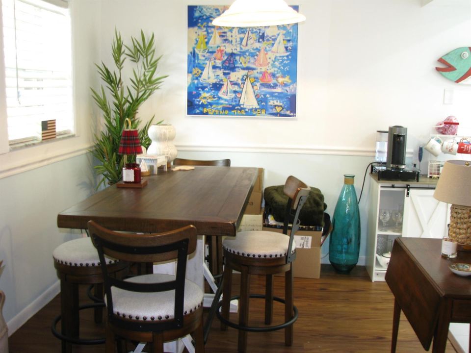 Eat in kitchen area