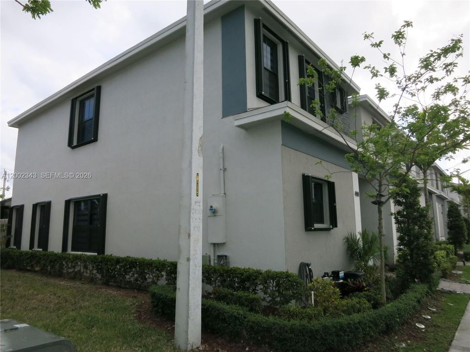 Active With Contract: $2,700 (3 beds, 2 baths, 1433 Square Feet)