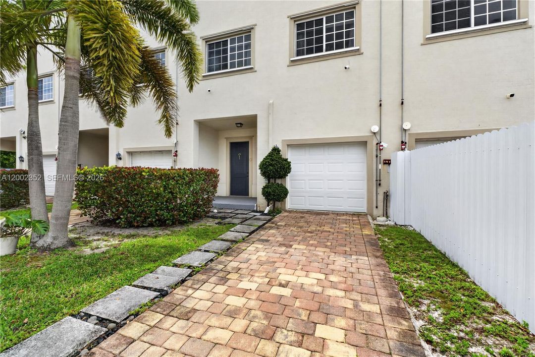 For Sale: $490,000 (5 beds, 3 baths, 2415 Square Feet)