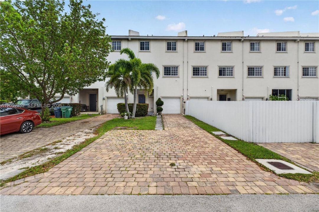 For Sale: $490,000 (5 beds, 3 baths, 2415 Square Feet)
