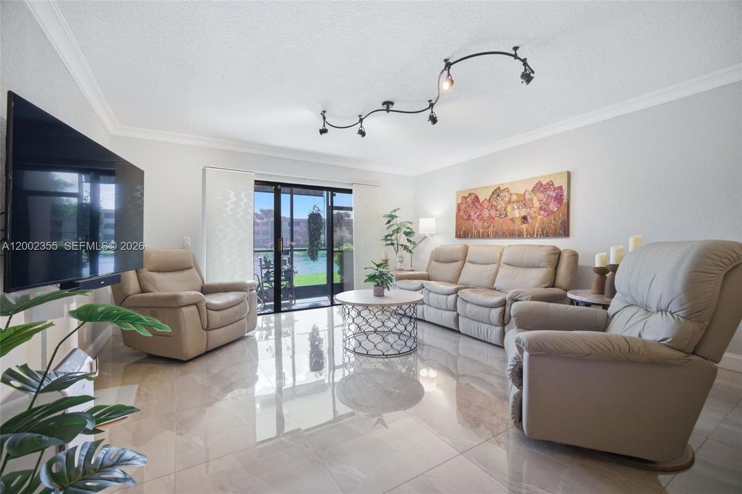 Active With Contract: $325,000 (2 beds, 2 baths, 1256 Square Feet)