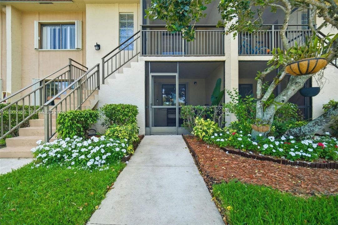 Active With Contract: $325,000 (2 beds, 2 baths, 1256 Square Feet)