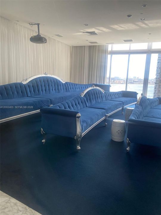 For Sale: $650,000 (1 beds, 1 baths, 986 Square Feet)