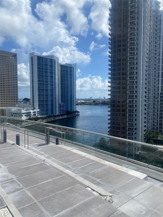 For Sale: $650,000 (1 beds, 1 baths, 986 Square Feet)
