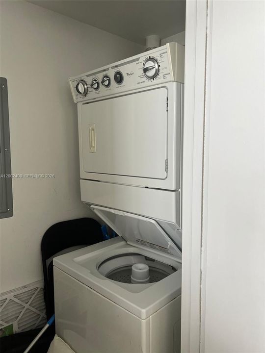 For Sale: $650,000 (1 beds, 1 baths, 986 Square Feet)