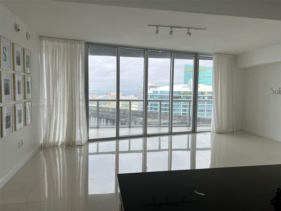 For Sale: $650,000 (1 beds, 1 baths, 986 Square Feet)