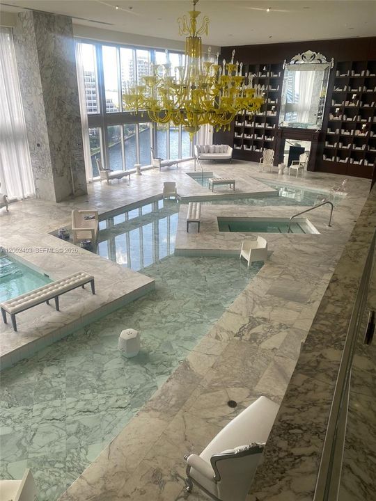 For Sale: $650,000 (1 beds, 1 baths, 986 Square Feet)