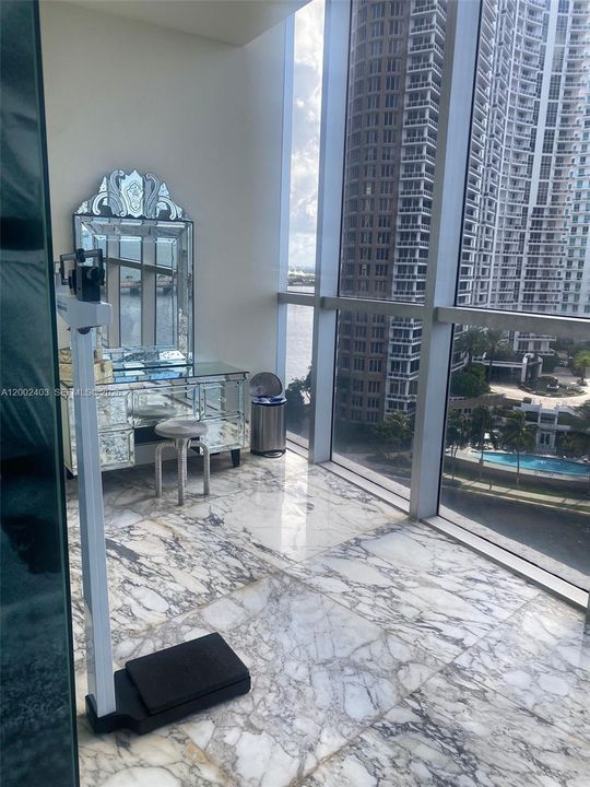 For Sale: $650,000 (1 beds, 1 baths, 986 Square Feet)